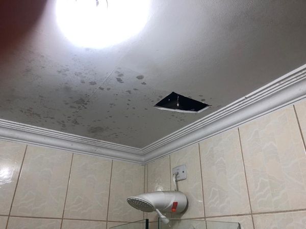 Suspeito tentou esconder o celular e documentos no teto da própria casa.