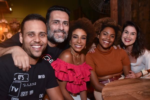 Vitor Moreno, Gustavo Cheluje, Bryce Caniçali,  Jéssica Coutinho e Renata Rasseli por Mônica Zorzanelli