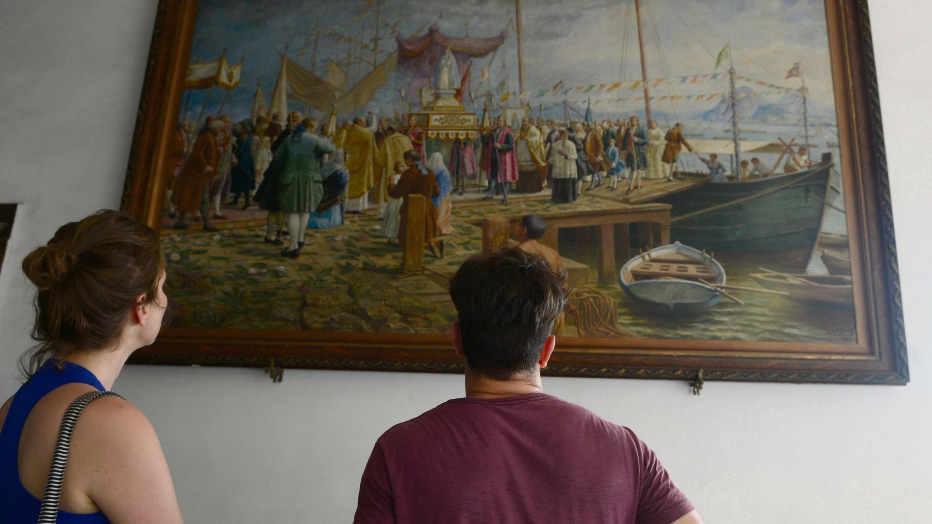 Data: 06/11/2015 - ES - Vila Velha - Turistas apreciando o quadro O Milagre da Seca que foi feita em 1769 e fica exposto no Convento da Penha - Editoria: Cidades - Foto: Ricardo Medeiros - GZ