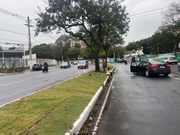 Acidente na Avenida Beira Mar, em Vitória, na manhã desta sexta (16)