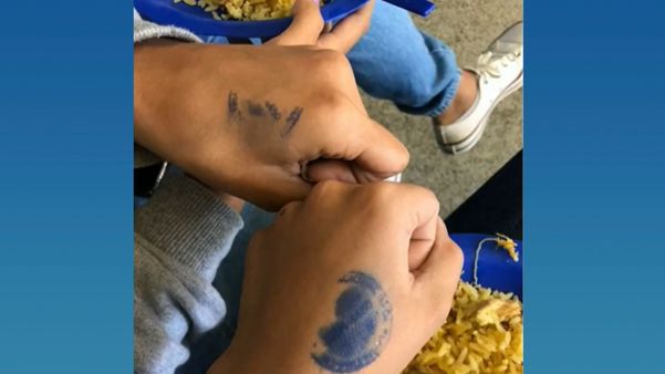 Alunos de escola no Distrito Federal têm mãos carimbadas para não repetirem merenda