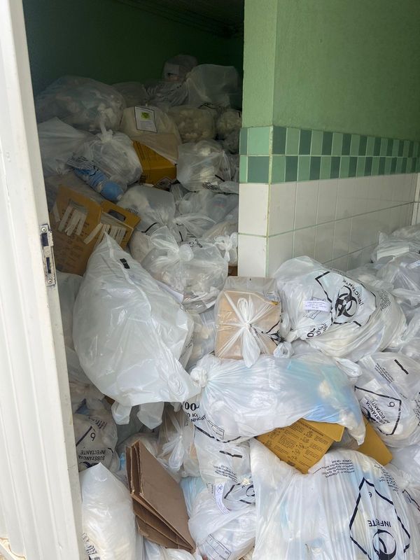 Lixo hospitalar é encontrado armazenado irregularmente em cômodo dentro de PA em Vila Valério por Divulgação / MPES e PMES