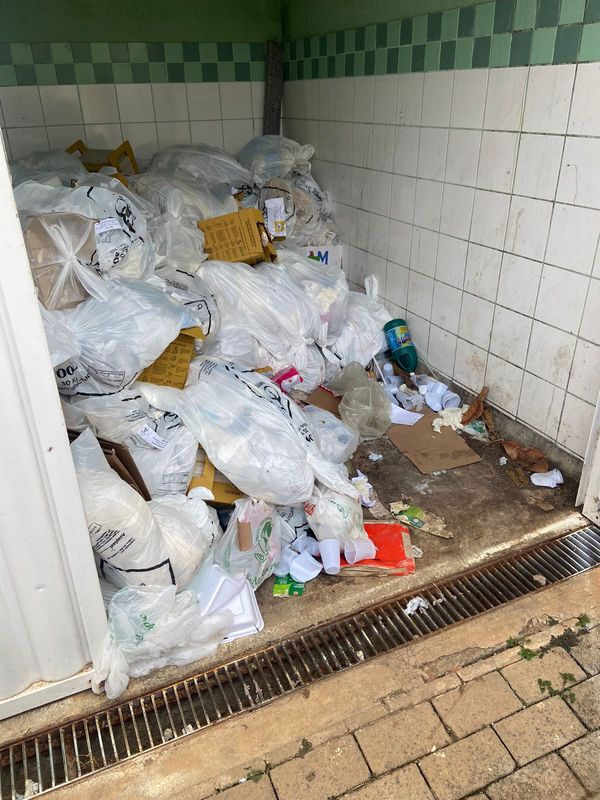 Lixo hospitalar é encontrado armazenado irregularmente em cômodo dentro de PA em Vila Valério por Divulgação / MPES e PMES