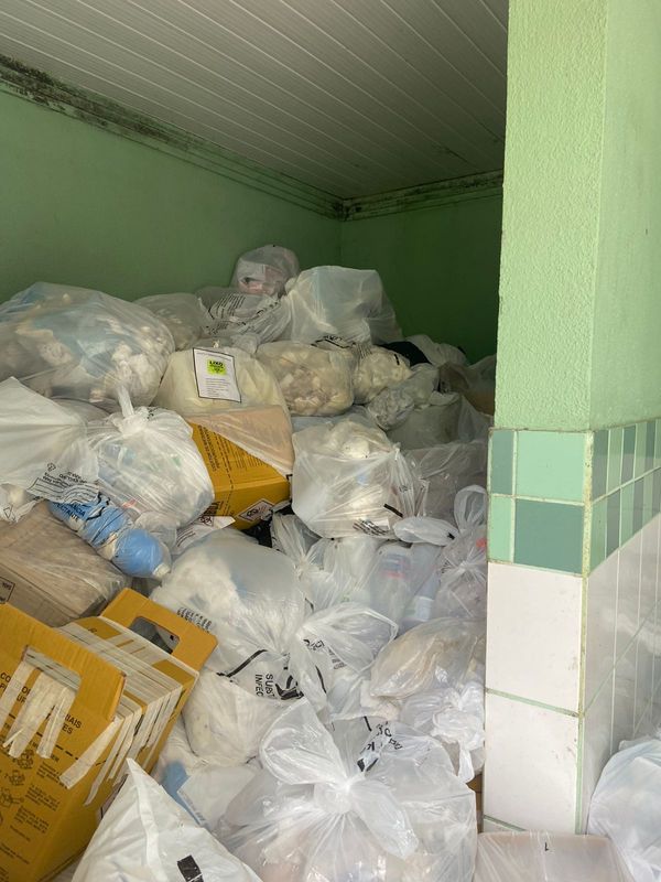 Lixo hospitalar é encontrado armazenado irregularmente em cômodo dentro de PA em Vila Valério por Divulgação / MPES e PMES