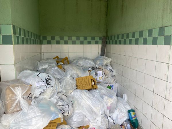 Lixo hospitalar é encontrado armazenado irregularmente em cômodo dentro de PA em Vila Valério por Divulgação / MPES e PMES