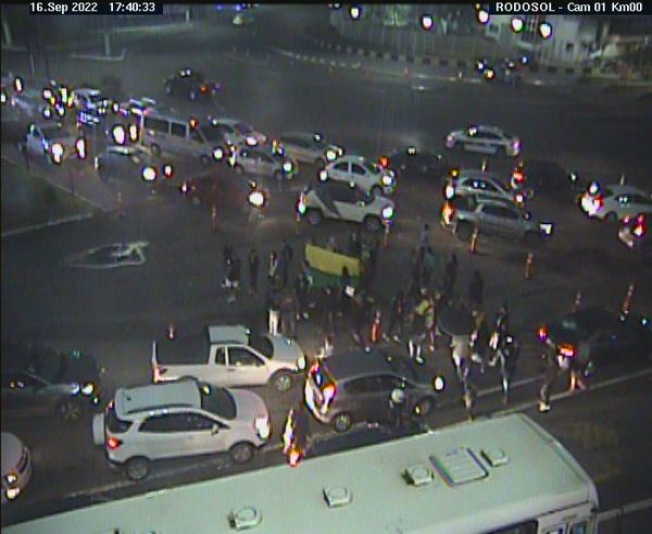 Manifestantes se concentram na praça do pedágio, perto da Terceira Ponte, nesta sexta-feira (16). 