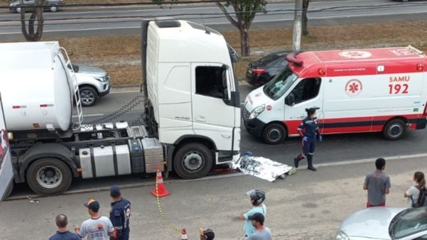 Motociclista morre em acidente com caminhão na BR 101 em Linhares