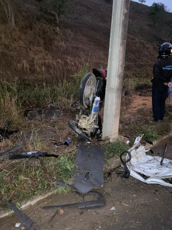 O acidente foi entre um carro e uma moto na tarde desta sexta-feira (16), na ES 164, em Cachoeiro de Itapemirim por Divulgação \ Samu