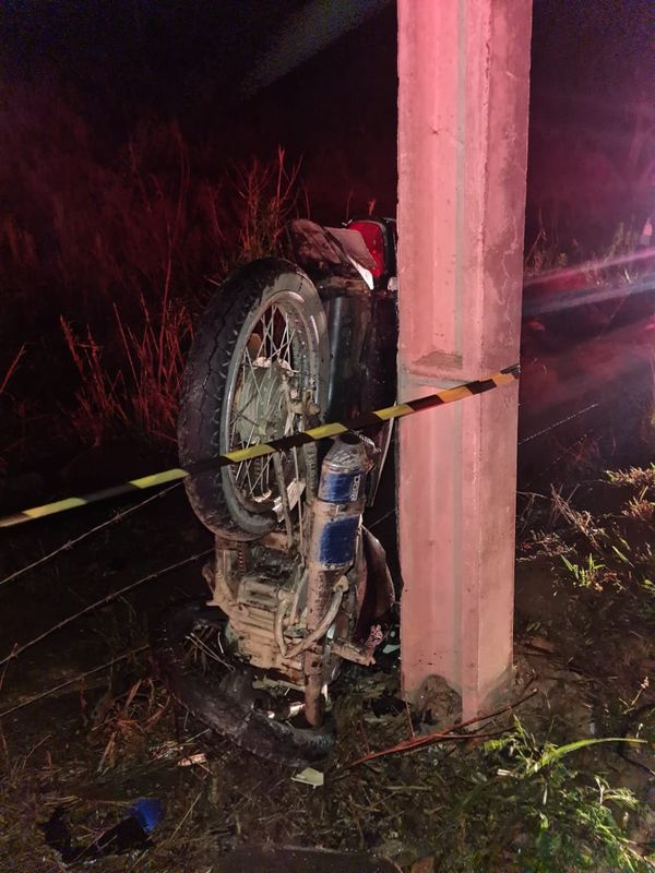 O acidente foi entre um carro e uma moto na tarde desta sexta-feira (16), na ES 164, em Cachoeiro de Itapemirim por Divulgação \ PM