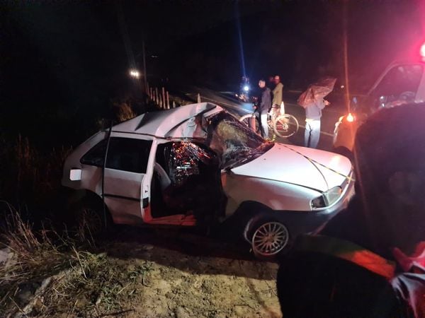 O acidente foi entre um carro e uma moto na tarde desta sexta-feira (16), na ES 164, em Cachoeiro de Itapemirim por Divulgação \ PM