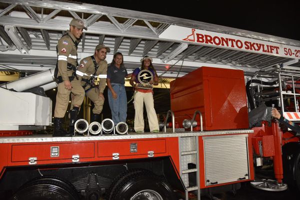 Luna Hardman desfilou em carro dos Bombeiros após conquista do Mundial Pro Junior de Bodyboarding