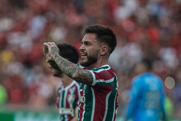 Fluminense vence o Flamengo em jogo com expulsões e confusão no fim