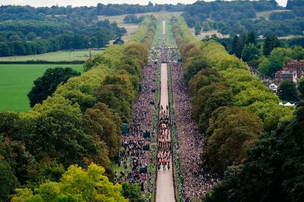 A procissão cerimonial do caixão da rainha Elizabeth II é acompanha por uma multidão ao chegar ao Castelo de Windsor 
