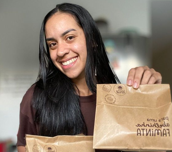 Livia Gomes, de 22 anos, é proprietária de uma doceria