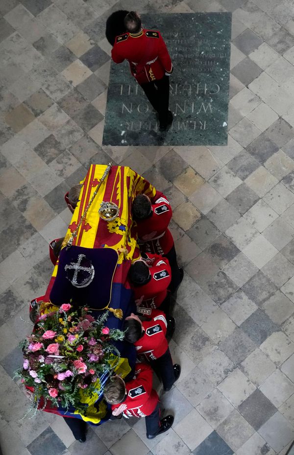 O caixão com o corpo da rainha Elizabeth II é carregado na Abadia de Westminster, no centro de Londres, na Inglaterra, nesta segunda-feira, 19 de setembro de 2022. por FRANK AUGSTEIN/ASSOCIATED PRESS/ESTADÃO CONTEÚDO