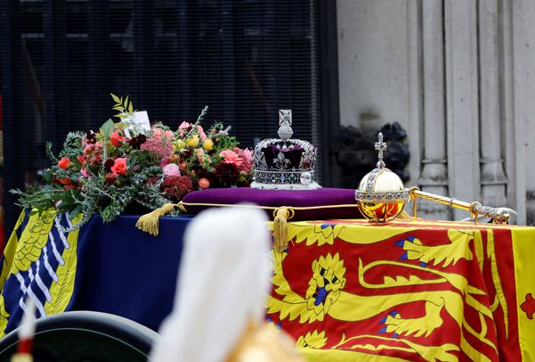 O caixão com o corpo da rainha Elizabeth II é conduzido para a Abadia de Westminster, no centro de Londres, na Inglaterra, nesta segunda-feira, 19 de setembro de 2022. por SARAH MEYSSONNIER/ASSOCIATED PRESS/ESTADÃO CONTEÚDO