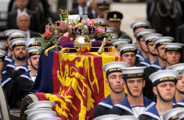 O caixão com o corpo da rainha Elizabeth II é conduzido para a Abadia de Westminster, no centro de Londres, na Inglaterra, nesta segunda-feira, 19 de setembro de 2022. por BERNAT ARMANGUE/ASSOCIATED PRESS/ESTADÃO CONTEÚDO
