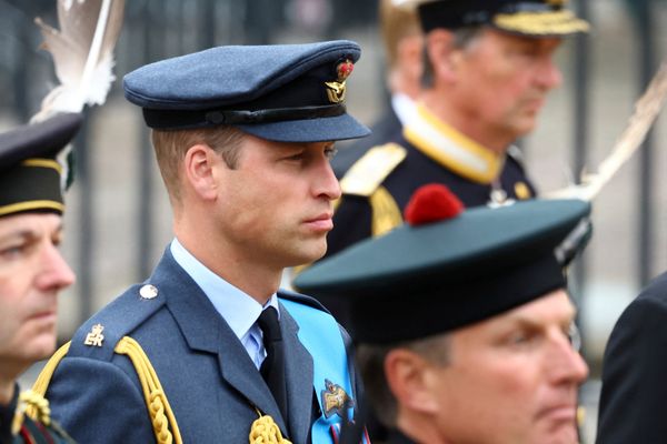 O príncipe William (c) chega à Abadia de Westminster, no centro de Londres, na Inglaterra, para o funeral da rainha Elizabeth II, nesta segunda-feira, 19 de setembro de 2022. por HANNAH MCKAY/ASSOCIATED PRESS/ESTADÃO CONTEÚDO