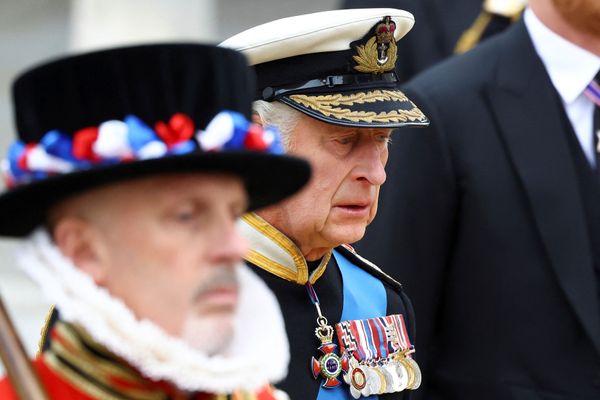 O rei Charles III, da Grã-Bretanha, participa do funeral de estado da rainha Elizabeth II, na Abadia de Westminster, em Londres, nesta segunda-feira, 19 de setembro de 2022. por HANNAH MCKAY/ASSOCIATED PRESS/ESTADÃO CONTEÚDO