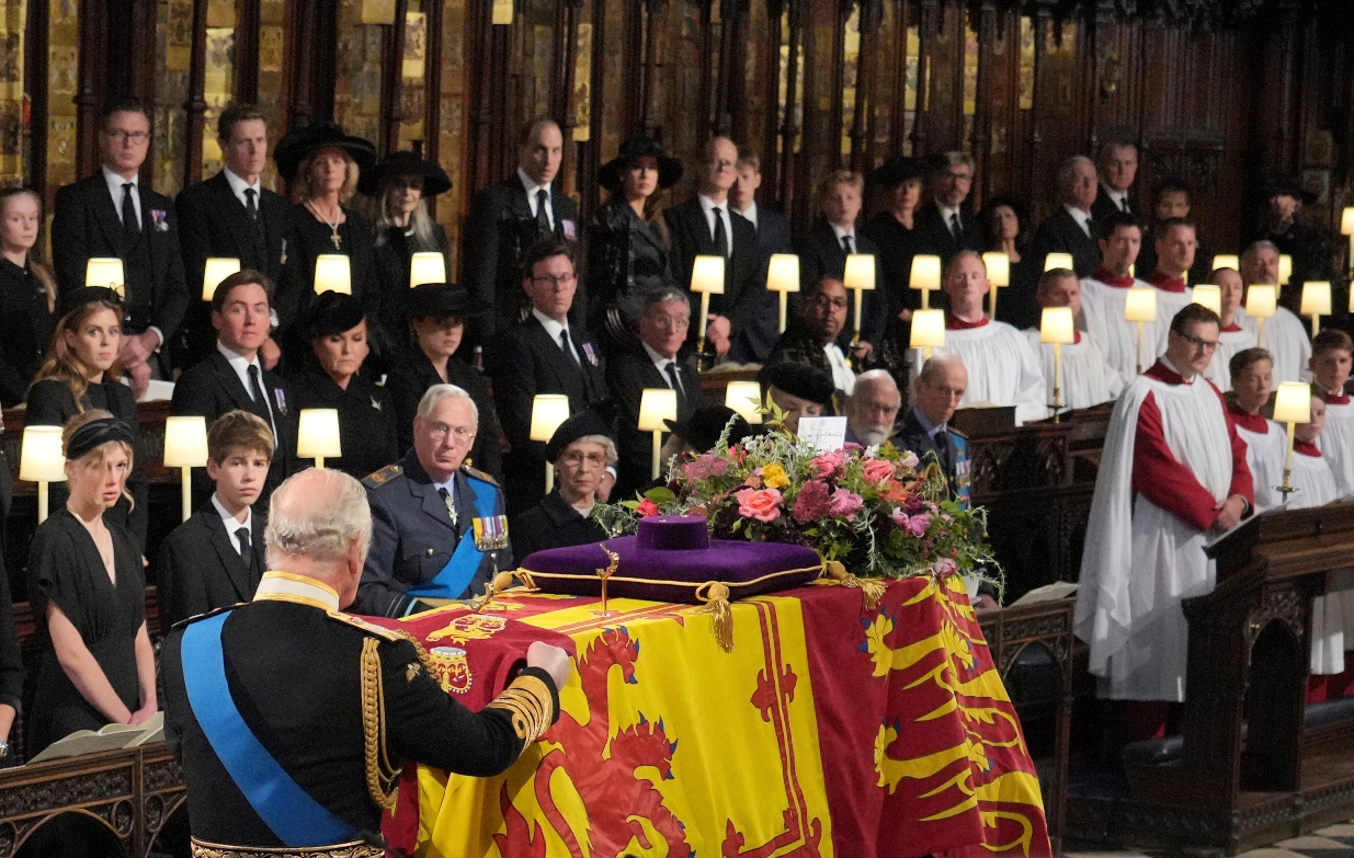 Após funeral de Estado que reuniu cerca de 2 mil convidados, soberana é enterrada em cerimônia privada para a família em Windsor