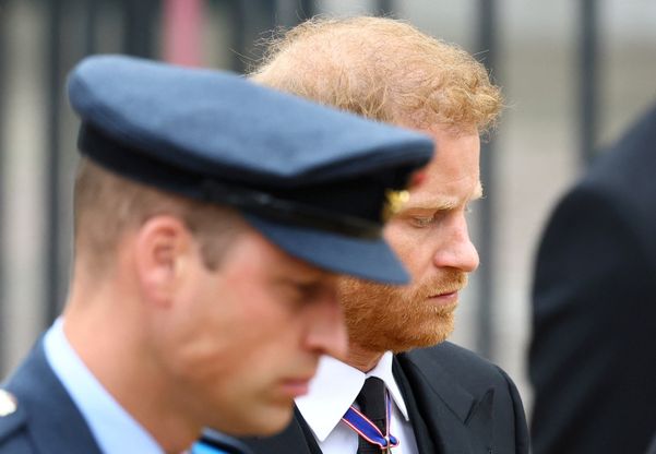 Os príncipes britânicos Harry (d) e William chegam à Abadia de Westminster, no centro de Londres, na Inglaterra, para o funeral da rainha Elizabeth II, nesta segunda-feira, 19 de setembro de 2022. por HANNAH MCKAY/ASSOCIATED PRESS/ESTADÃO CONTEÚDO