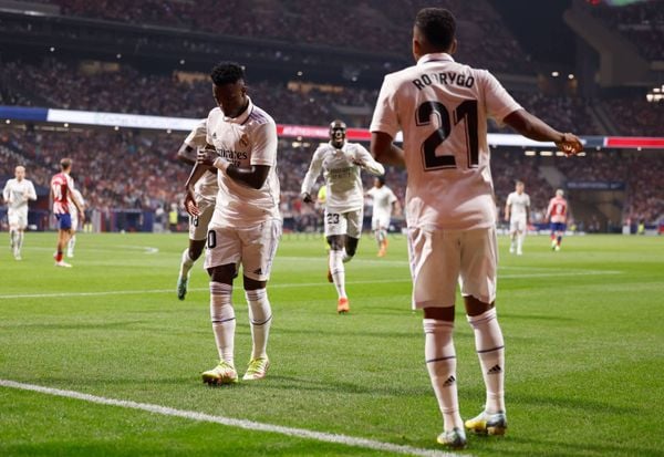 Vini Jr e Rodrygo dançaram para comemorar gol do Real Madrid na vitória sobre o Atlético de Madrid