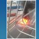 Imagem - Carro pega fogo no meio de avenida em Colatina; veja vídeo