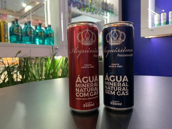 Água mineral em lata