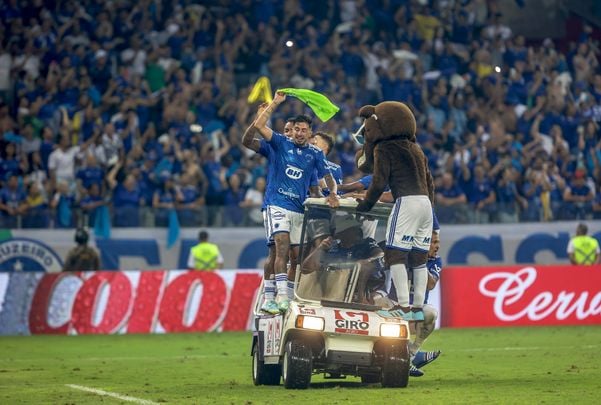 Cruzeiro vence o Vasco e garante retorno à Série A