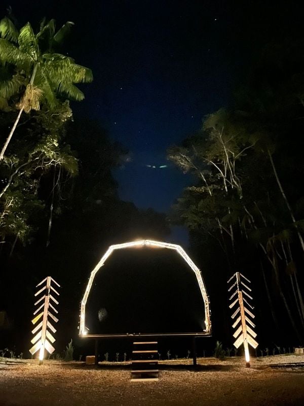 Escultura feita com resíduos de ferragens no Glamping Pedra Azul por Vinicius Villar