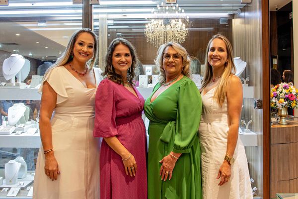 Etania Lira comemorou os 28 anos de sua Jaklayne Joias ao lado das filhas, Jaqueline, Elaine e Fernanda, na última semana