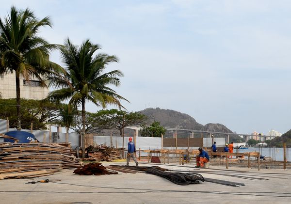 Na Praça do Papa, em Vitória, obras da construção da plataforma de embarque e desembarque do Sistema Aquaviário. por Carlos Alberto Silva