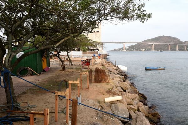 Na Praça do Papa, em Vitória, obras da construção da plataforma de embarque e desembarque do Sistema Aquaviário. por Carlos Alberto Silva