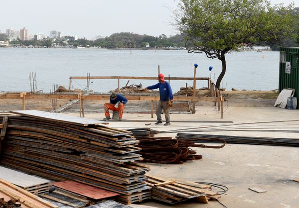Na Praça do Papa, em Vitória, obras da construção da plataforma de embarque e desembarque do Sistema Aquaviário. por Carlos Alberto Silva