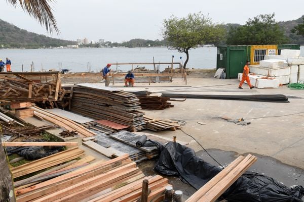 Na Praça do Papa, em Vitória, obras da construção da plataforma de embarque e desembarque do Sistema Aquaviário. por Carlos Alberto Silva