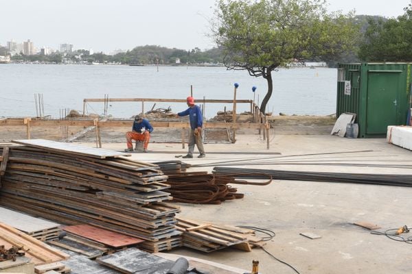 Na Praça do Papa, em Vitória, obras da construção da plataforma de embarque e desembarque do Sistema Aquaviário. por Carlos Alberto Silva