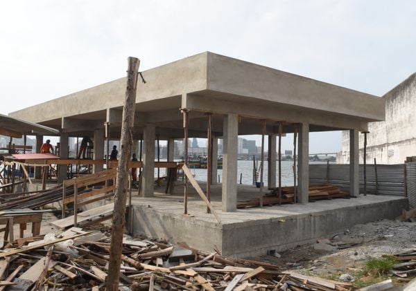 Na Prainha, em Vila Velha, obras da construção da plataforma de embarque e desembarque do Sistema Aquaviário. por Carlos Alberto Silva