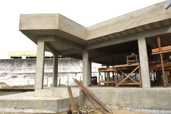 Na Prainha, em Vila Velha, obras da construção da plataforma de embarque e desembarque do Sistema Aquaviário. por Carlos Alberto Silva