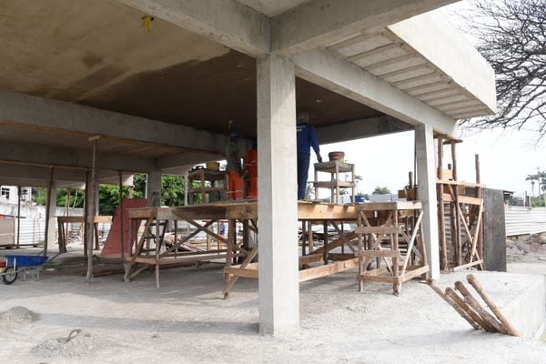 Na Prainha, em Vila Velha, obras da construção da plataforma de embarque e desembarque do Sistema Aquaviário. por Carlos Alberto Silva