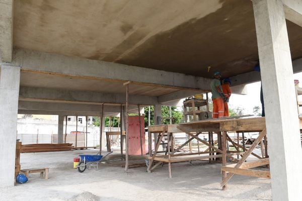 Na Prainha, em Vila Velha, obras da construção da plataforma de embarque e desembarque do Sistema Aquaviário. por Carlos Alberto Silva