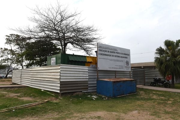 Na Prainha, em Vila Velha, obras da construção da plataforma de embarque e desembarque do Sistema Aquaviário. por Carlos Alberto Silva