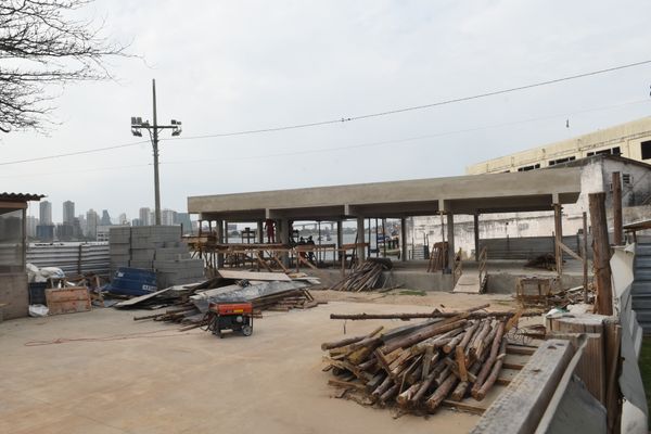 Na Prainha, em Vila Velha, obras da construção da plataforma de embarque e desembarque do Sistema Aquaviário. por Carlos Alberto Silva