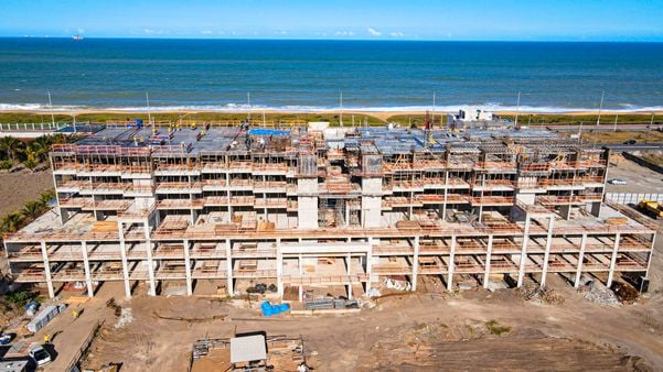 Até aqui, a obra do Taj Home Resort já utilizou aproximadamente 2 mil caminhões e tem como previsão de entrega final do empreendimento em novembro de 2026.