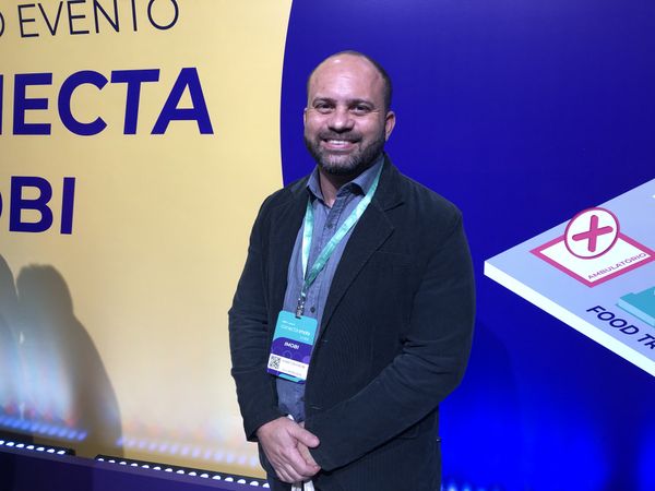 O corretor de imóveis Hamilton Freire,  da Isla Imobiliária. "Temos de nos atualizar sempre", destaca por Flávia Martins