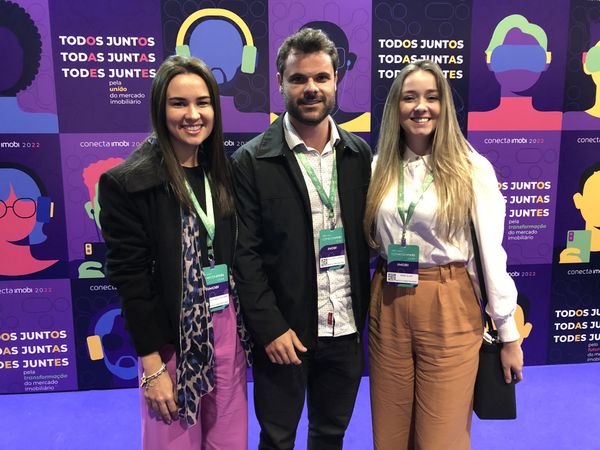 Lívia Spinassé Giacomin, Thiago Campagnaro e Rose Olívia, da Mivita Construtora durante do Conecta  Imobi 2022 por Flávia Martins