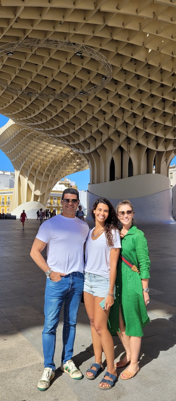 Dorion, Yohana e Tatiana Soares, no Monumento arquitetônico Seta de Sevilla