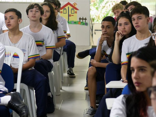 Estudantes do Centro Educacional Israel, em Guaçui, assistem palestra sobre fake news com o jornalista Geraldo Junior por Carlos Alberto Silva
