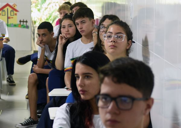 Estudantes do Centro Educacional Israel, em Guaçui, assistem palestra sobre fake news com o jornalista Geraldo Junior por Carlos Alberto Silva