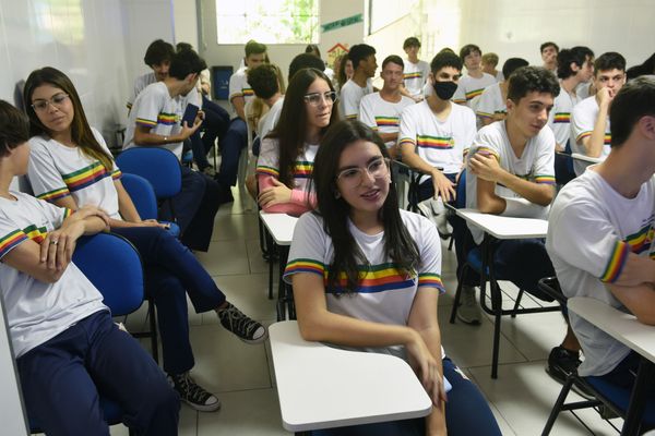 Estudantes do Centro Educacional Israel, em Guaçui, assistem palestra sobre fake news com o jornalista Geraldo Junior por Carlos Alberto Silva