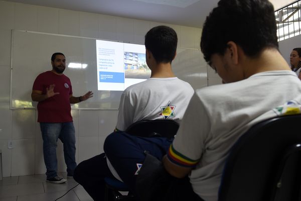 Estudantes do Centro Educacional Israel, em Guaçui, assistem palestra sobre fake news com o jornalista Geraldo Junior por Carlos Alberto Silva